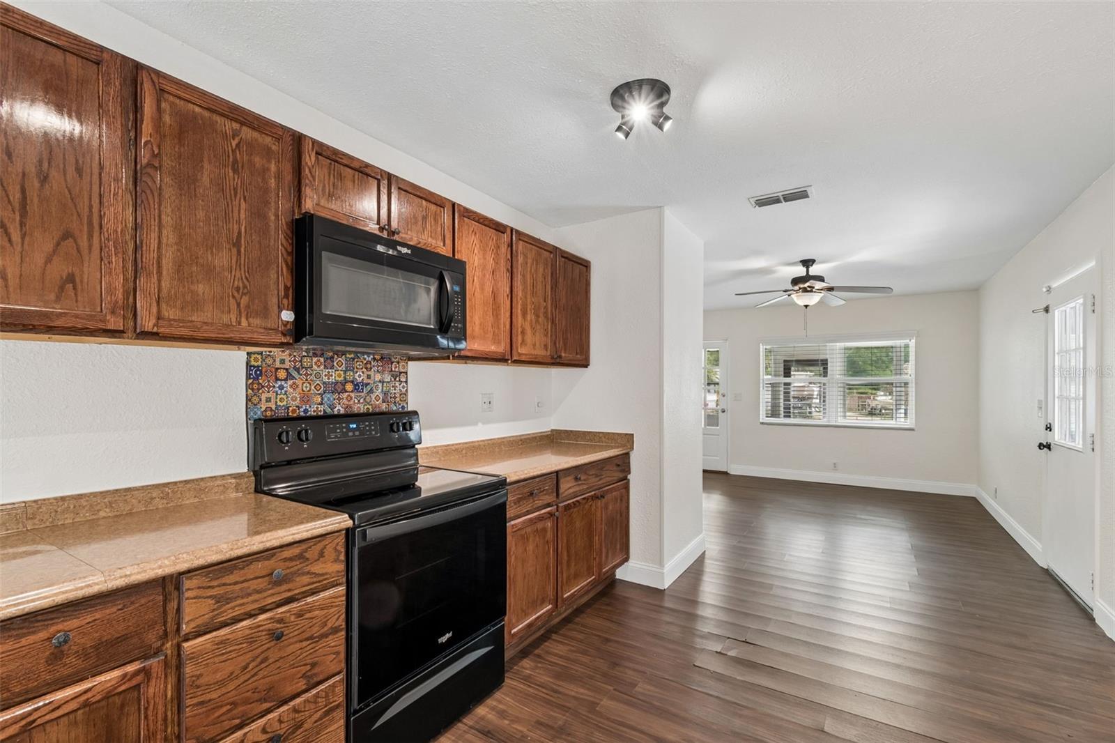 Listing photo id 12 for 911 Patterson Street