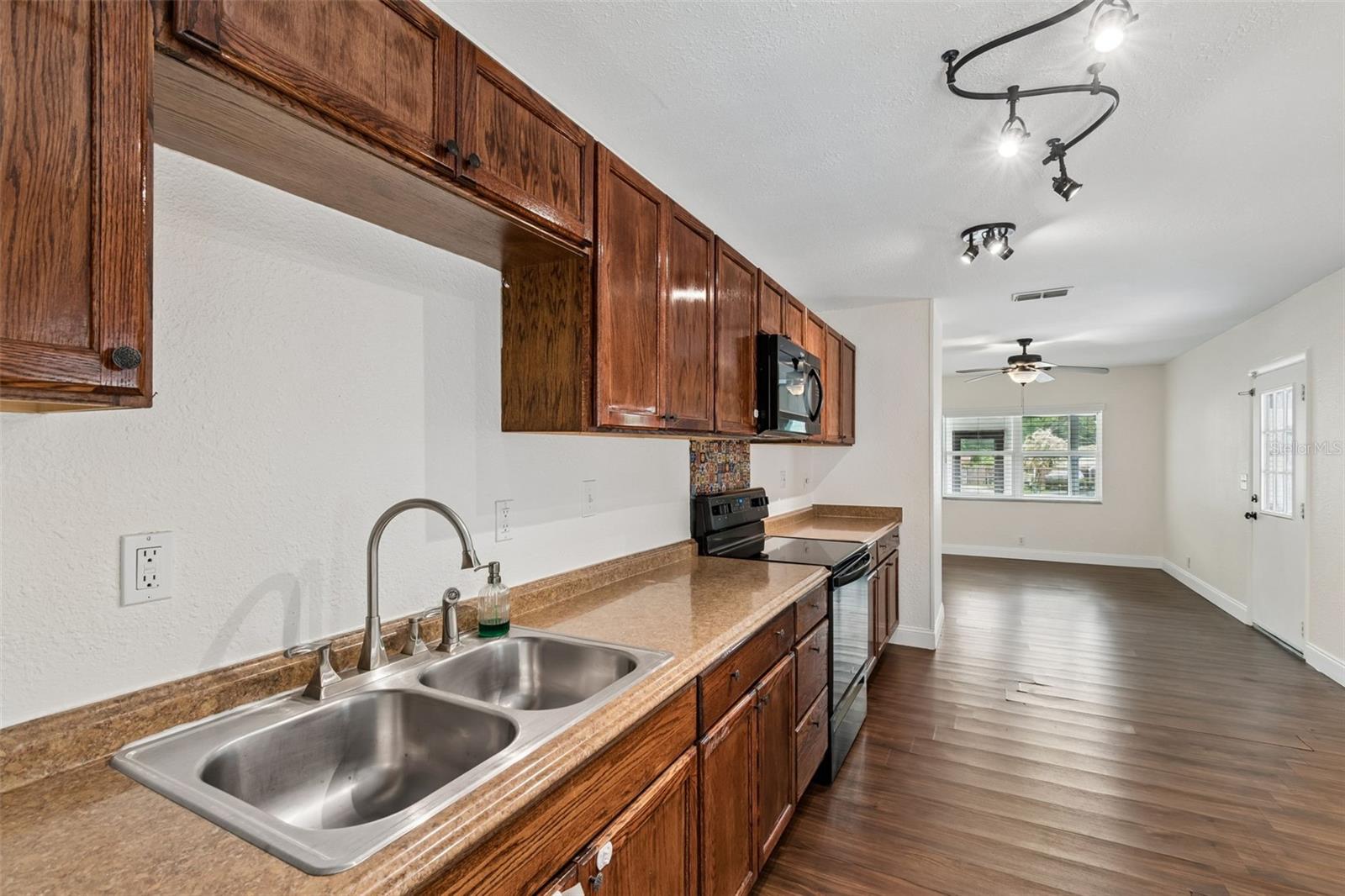 Listing photo id 13 for 911 Patterson Street