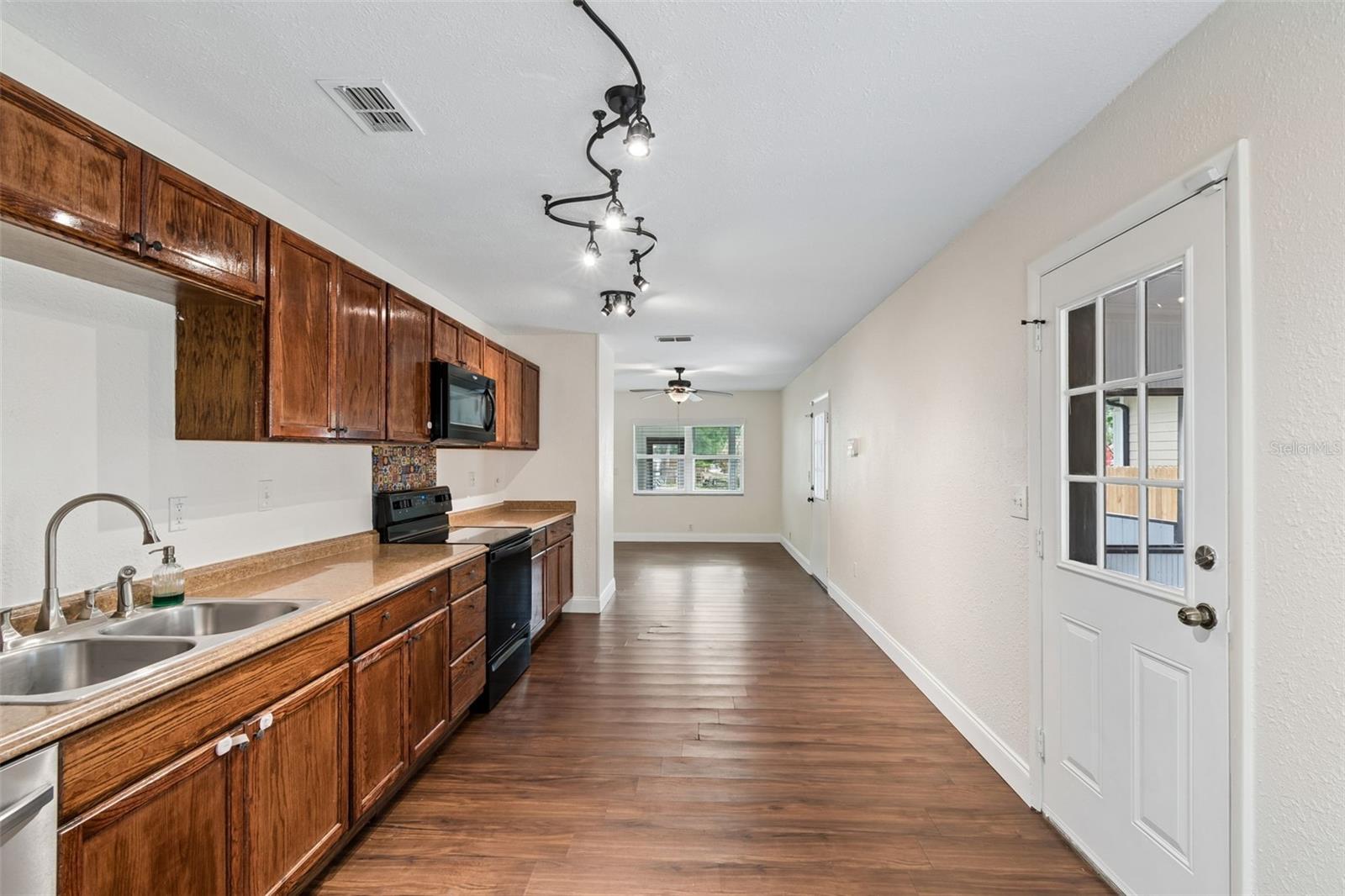 Listing photo id 14 for 911 Patterson Street