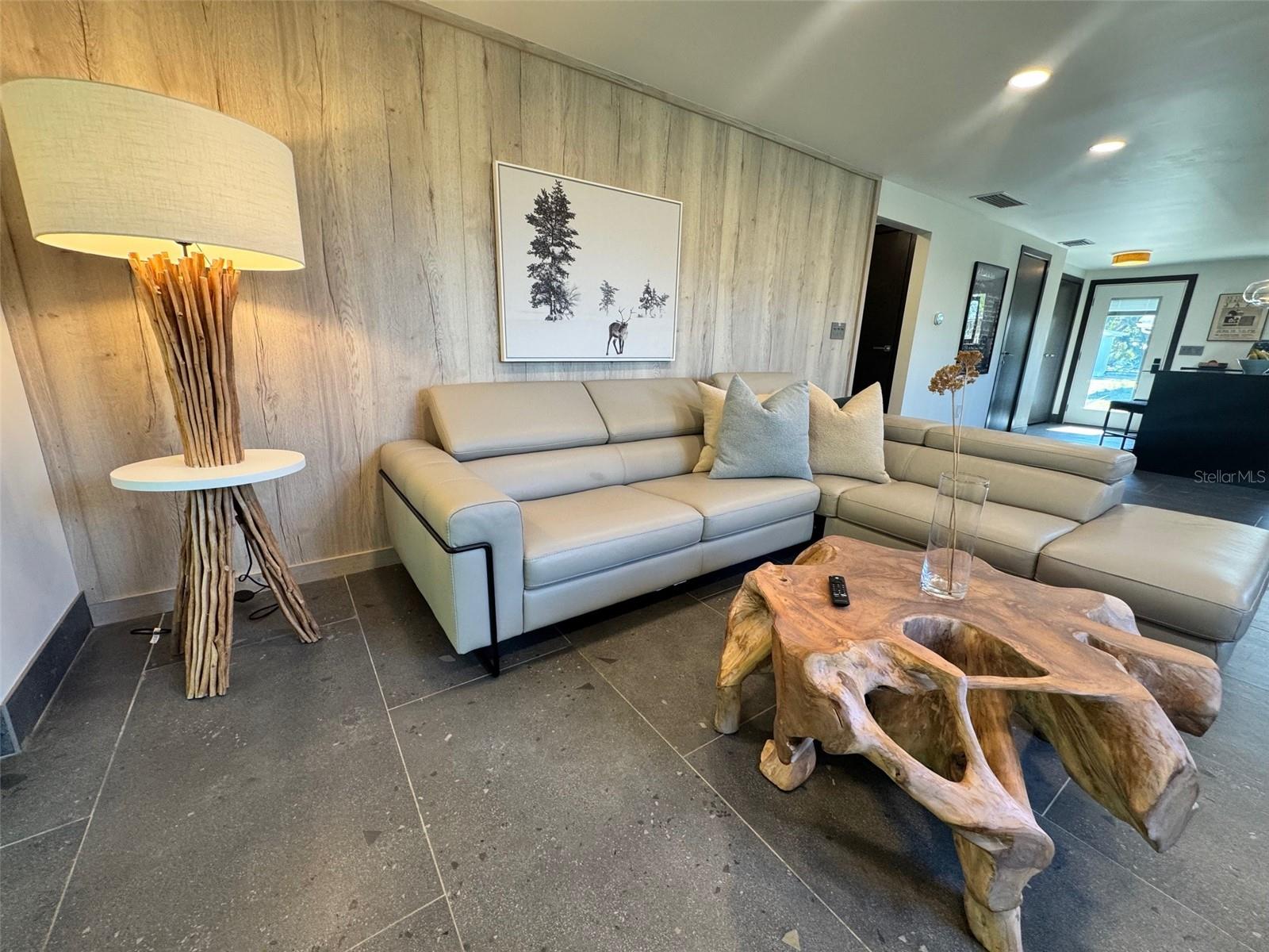 Listing photo id 8 for 541 Spanish Drive N