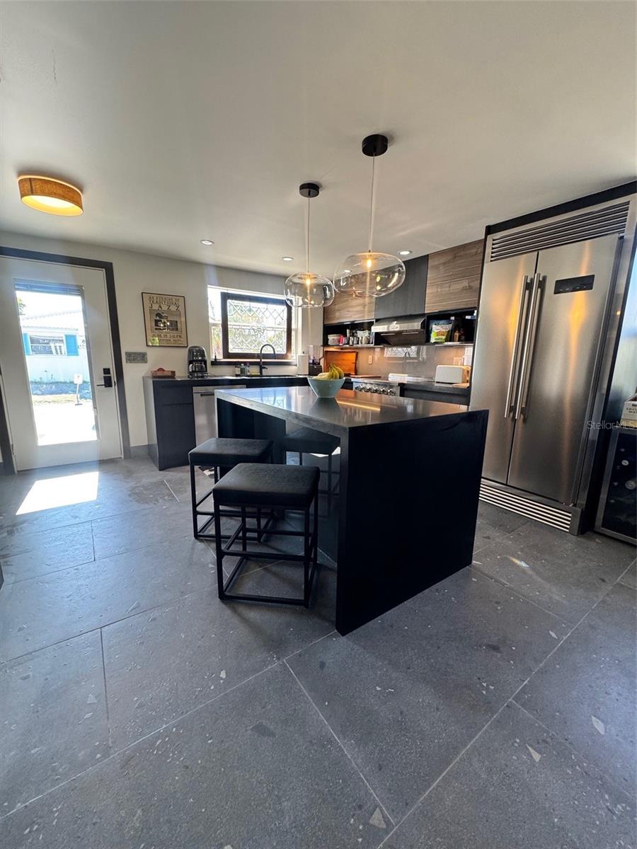 Listing photo id 10 for 541 Spanish Drive N