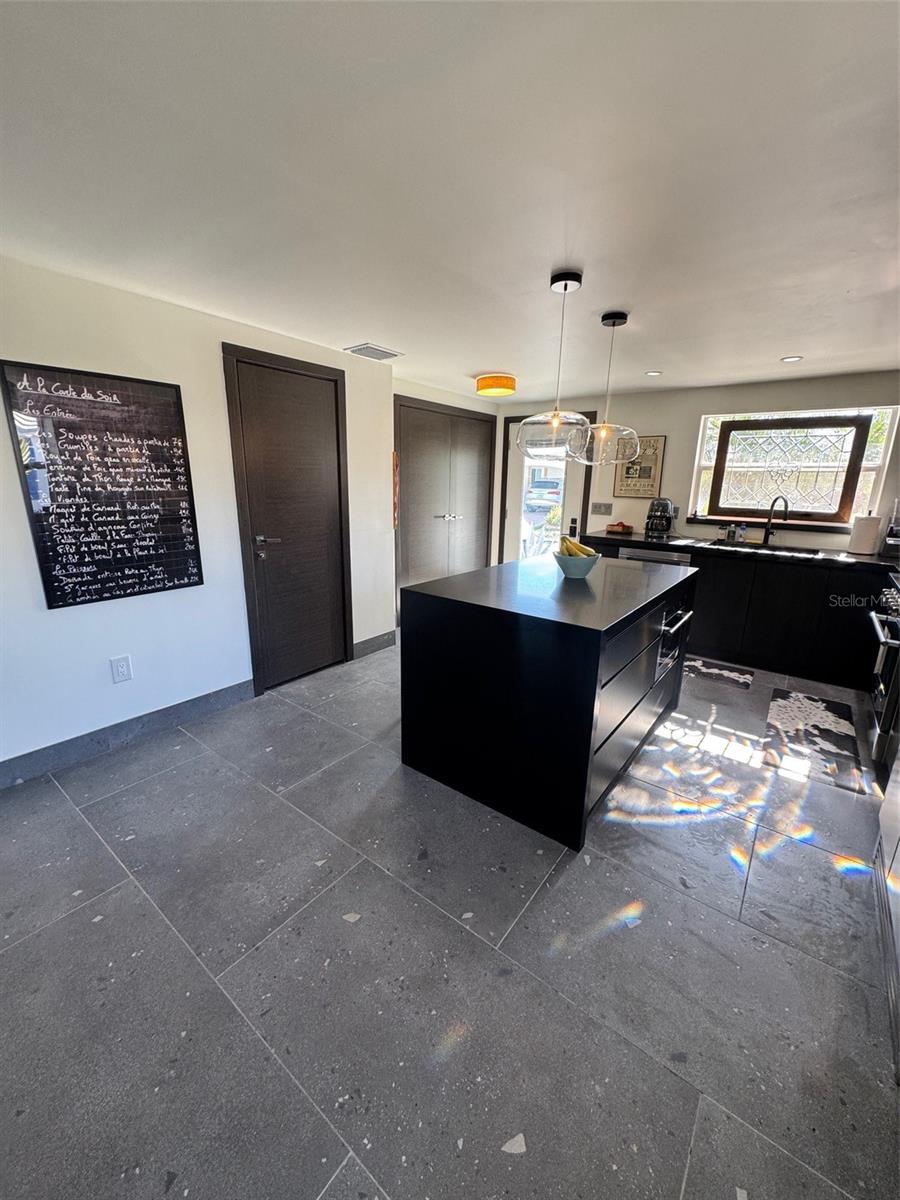 Listing photo id 11 for 541 Spanish Drive N