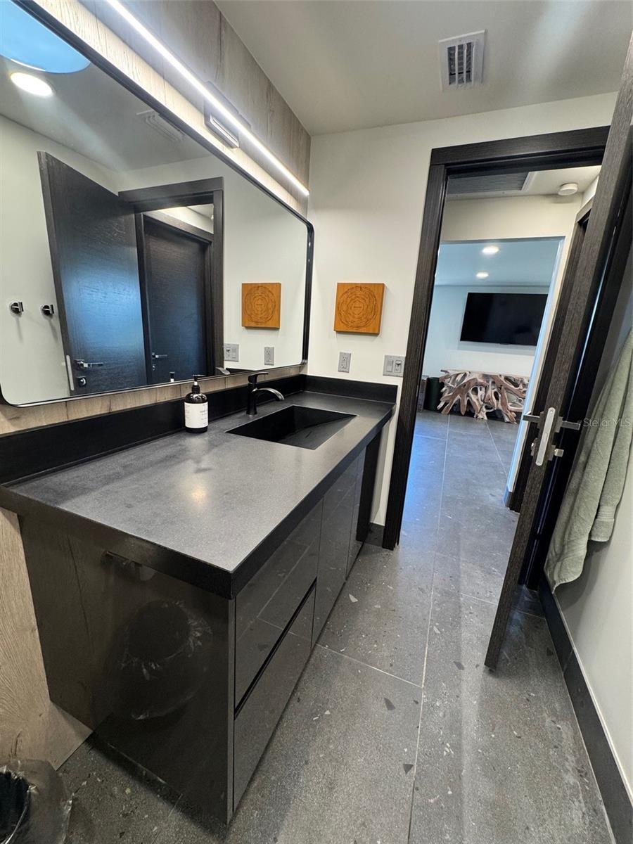 Listing photo id 22 for 541 Spanish Drive N