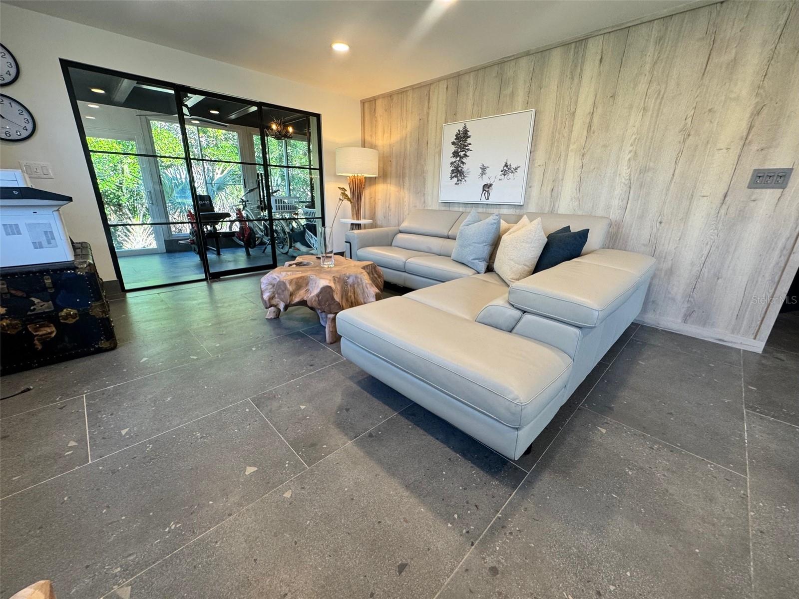 Listing photo id 6 for 541 Spanish Drive N