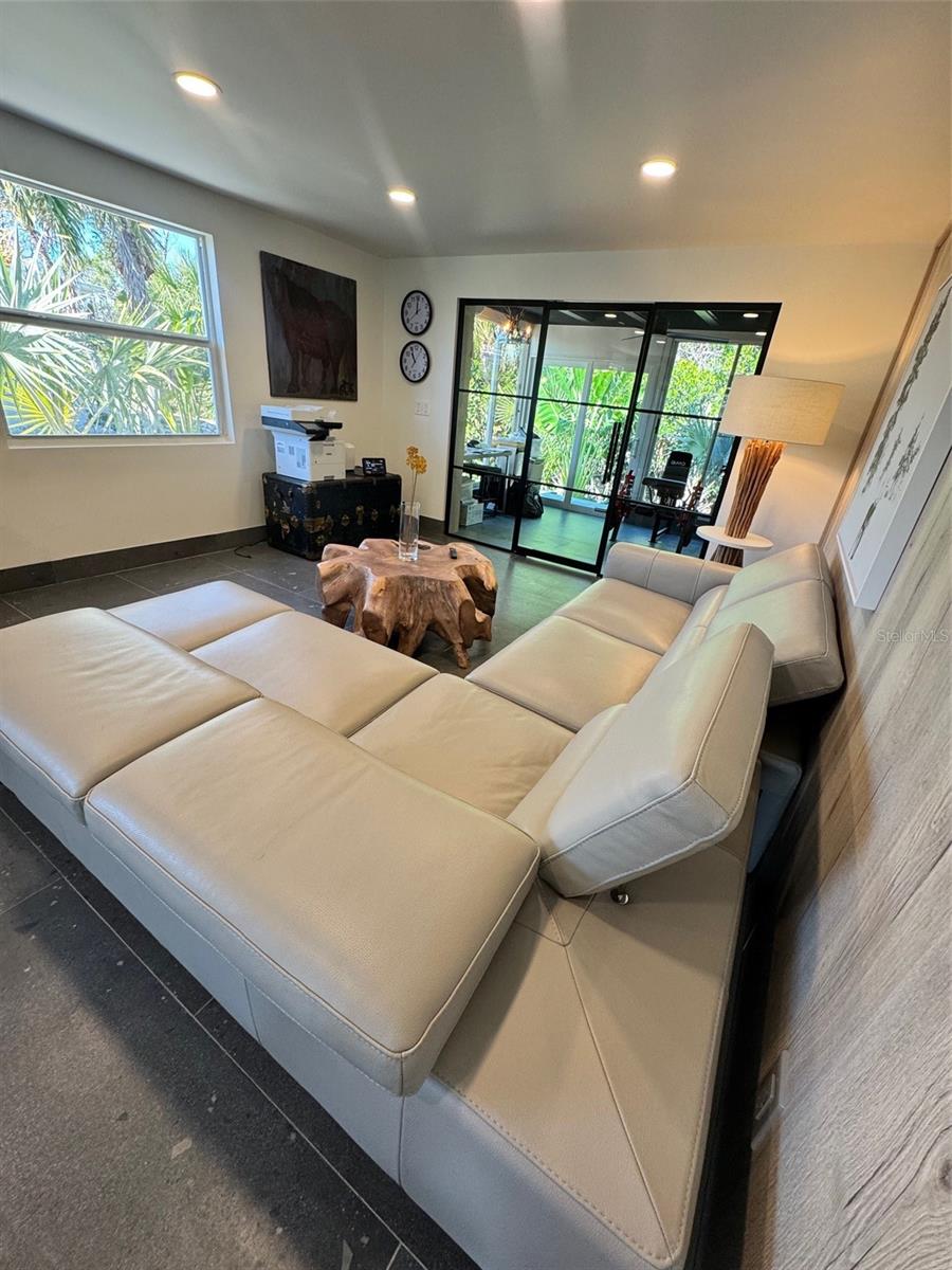 Listing photo id 7 for 541 Spanish Drive N