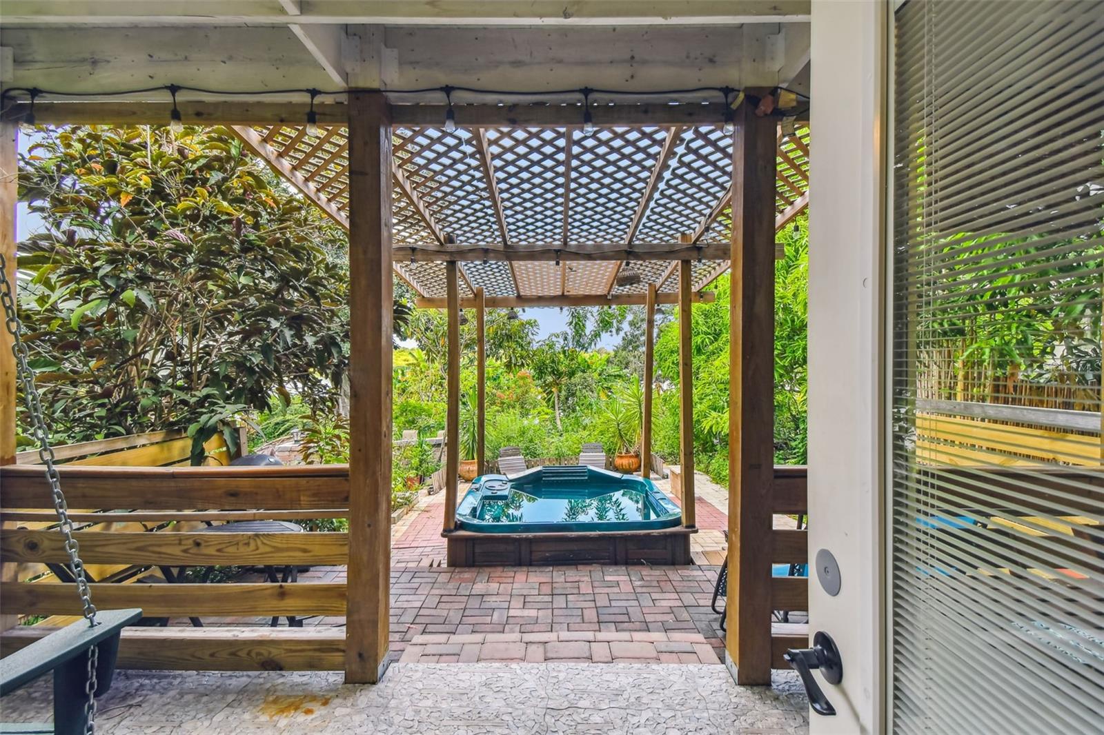 Listing photo id 11 for 3203 Yukon Street
