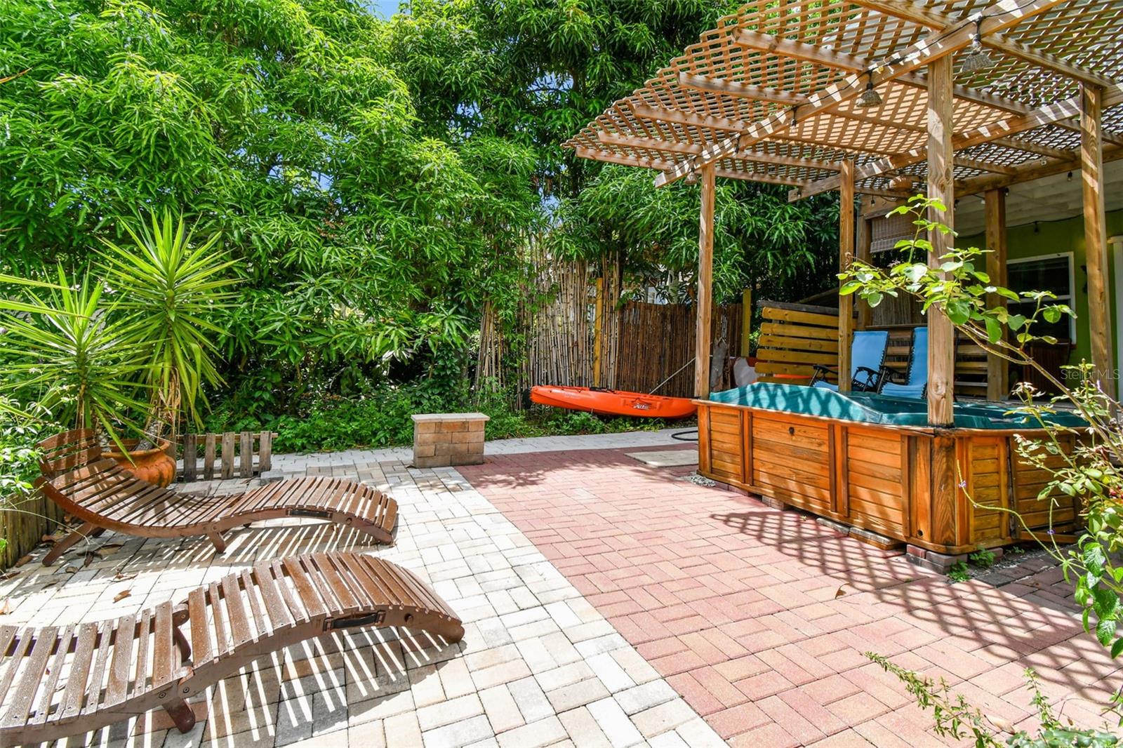 Listing photo id 13 for 3203 Yukon Street