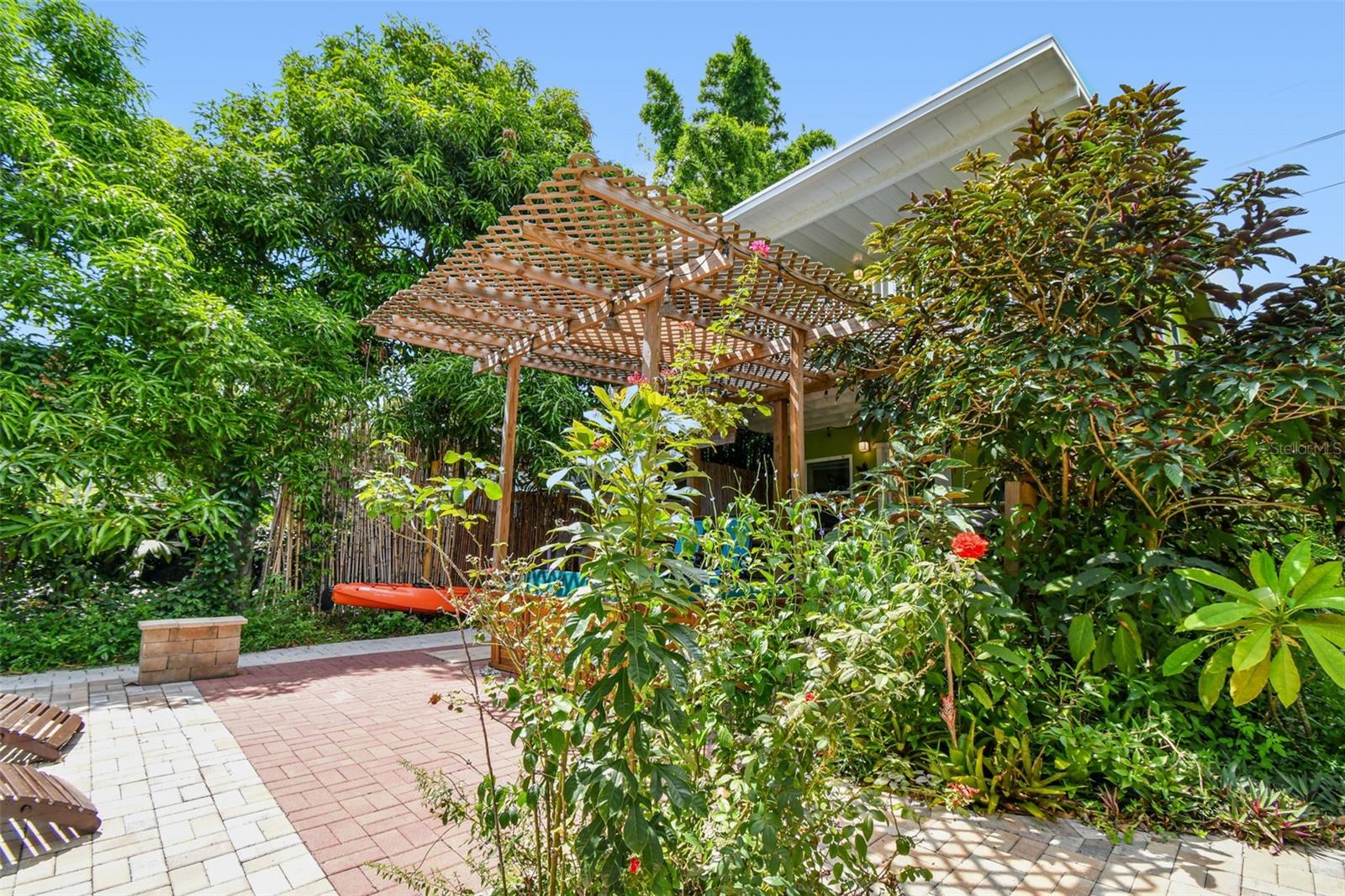 Listing photo id 14 for 3203 Yukon Street