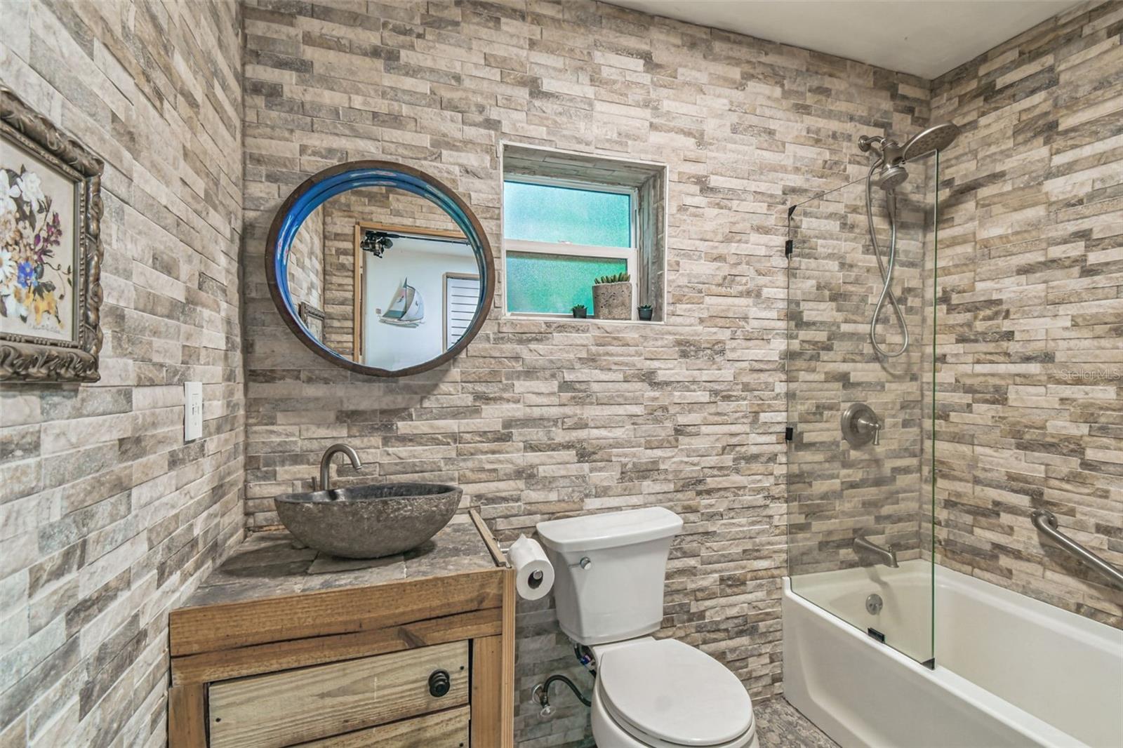 Listing photo id 17 for 3203 Yukon Street