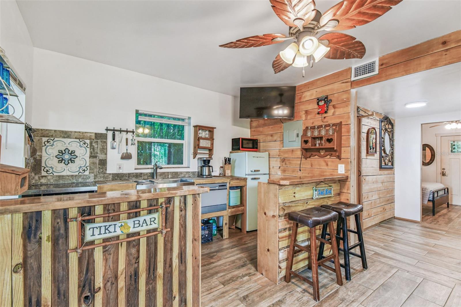 Listing photo id 18 for 3203 Yukon Street