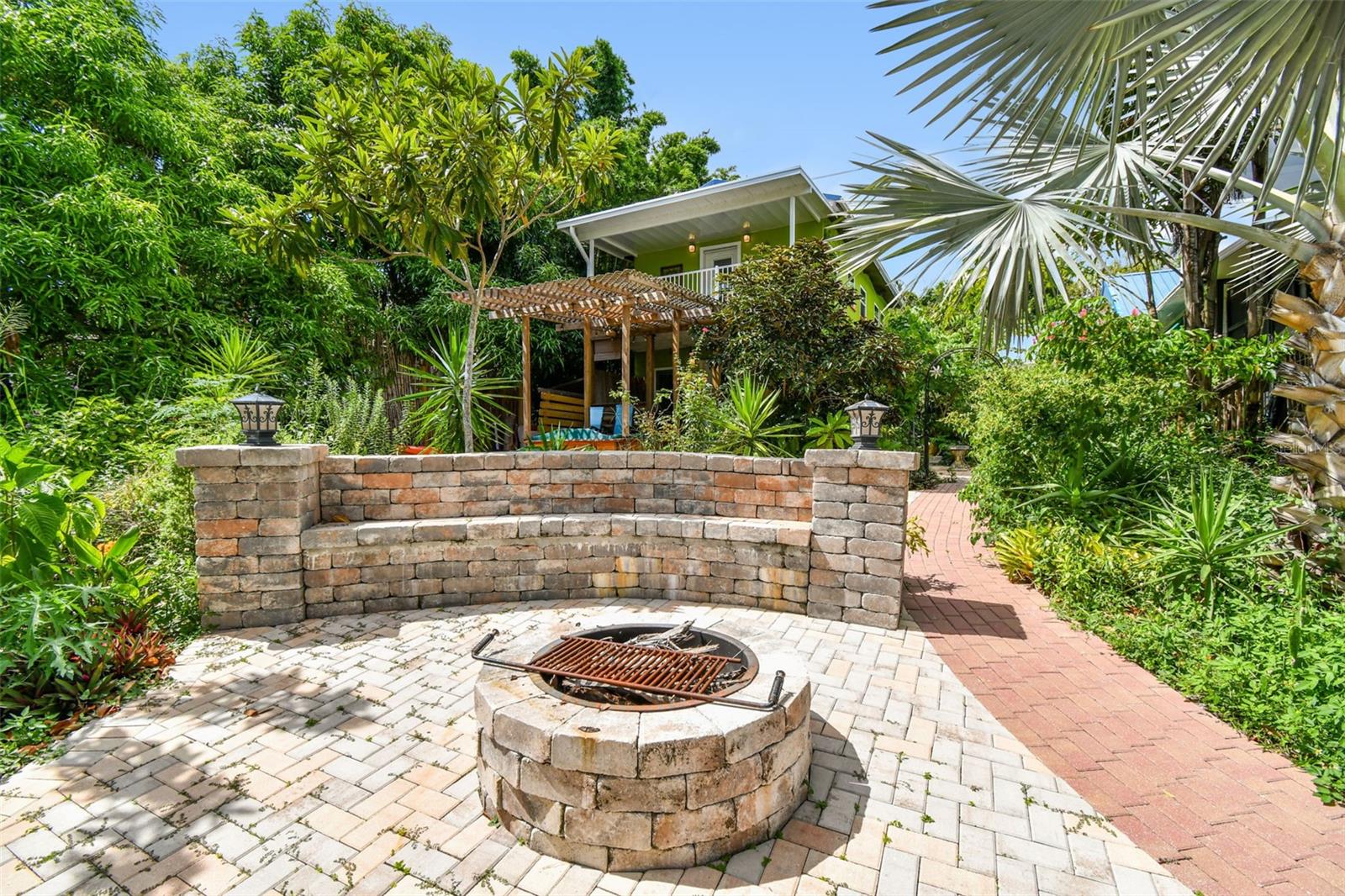 Listing photo id 1 for 3203 Yukon Street