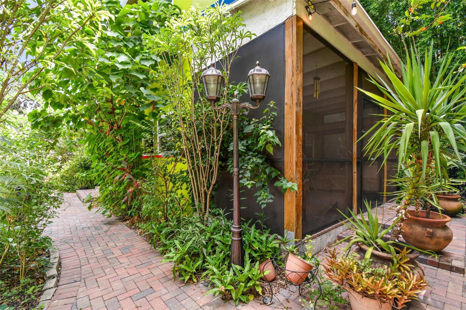 Listing photo id 30 for 3203 Yukon Street