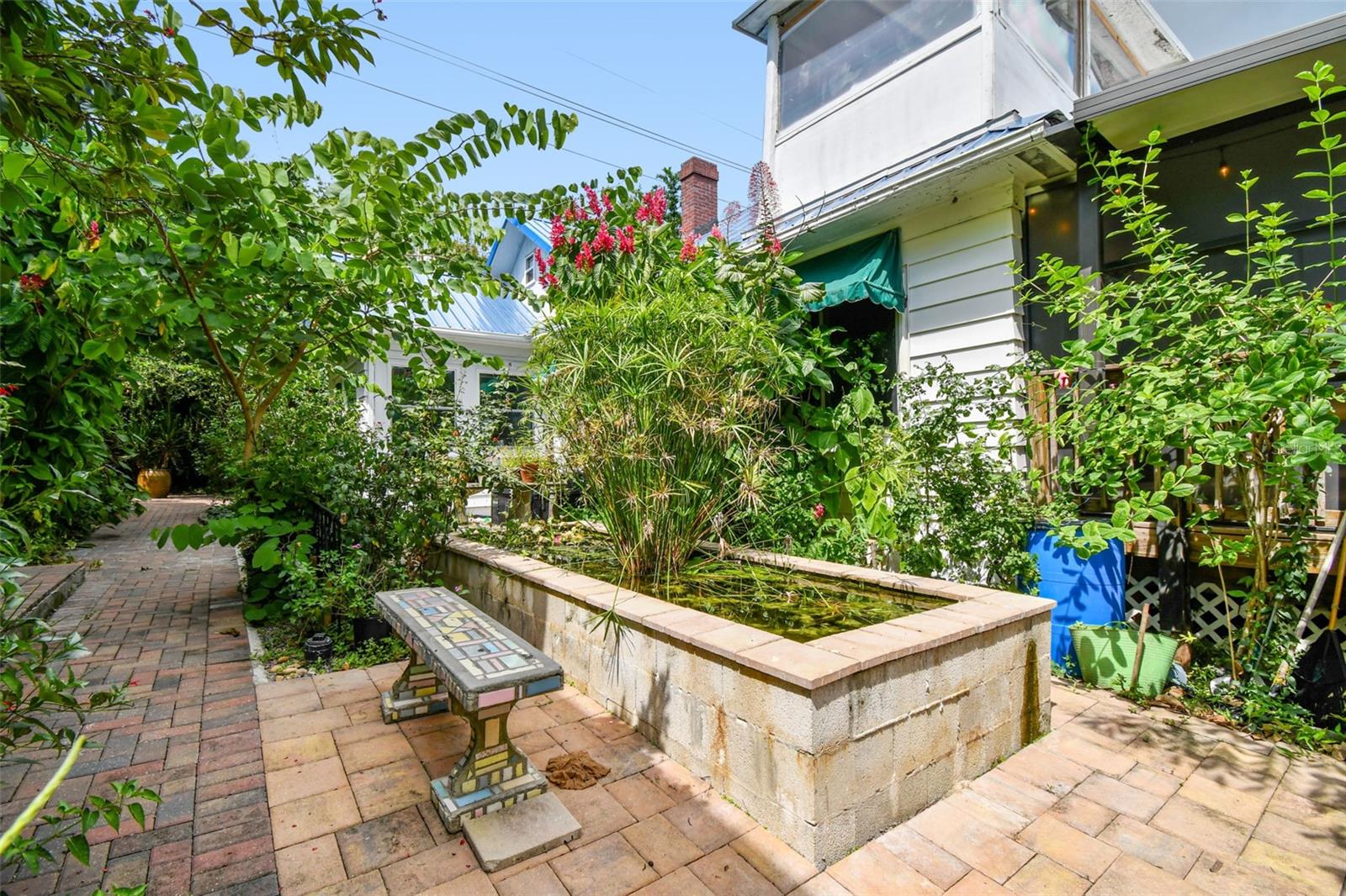 Listing photo id 32 for 3203 Yukon Street