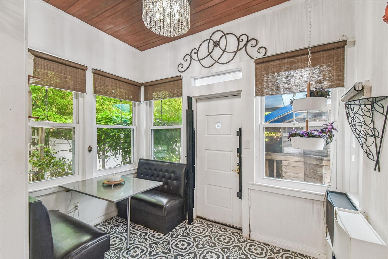 Listing photo id 33 for 3203 Yukon Street