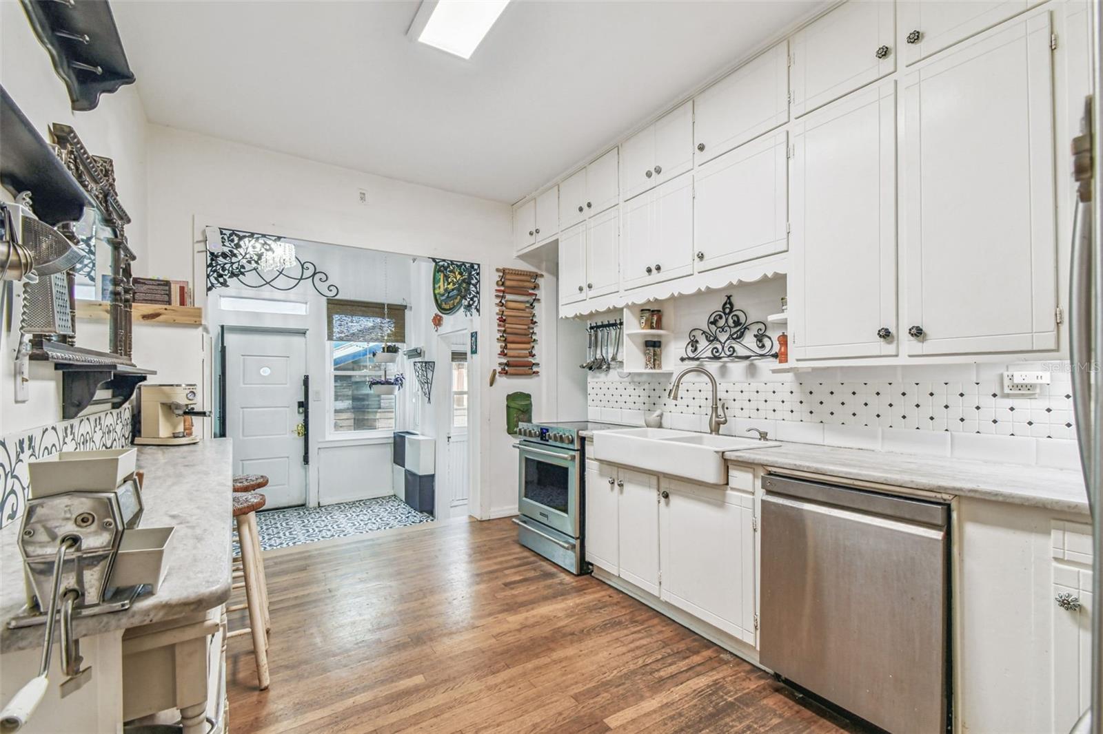 Listing photo id 36 for 3203 Yukon Street