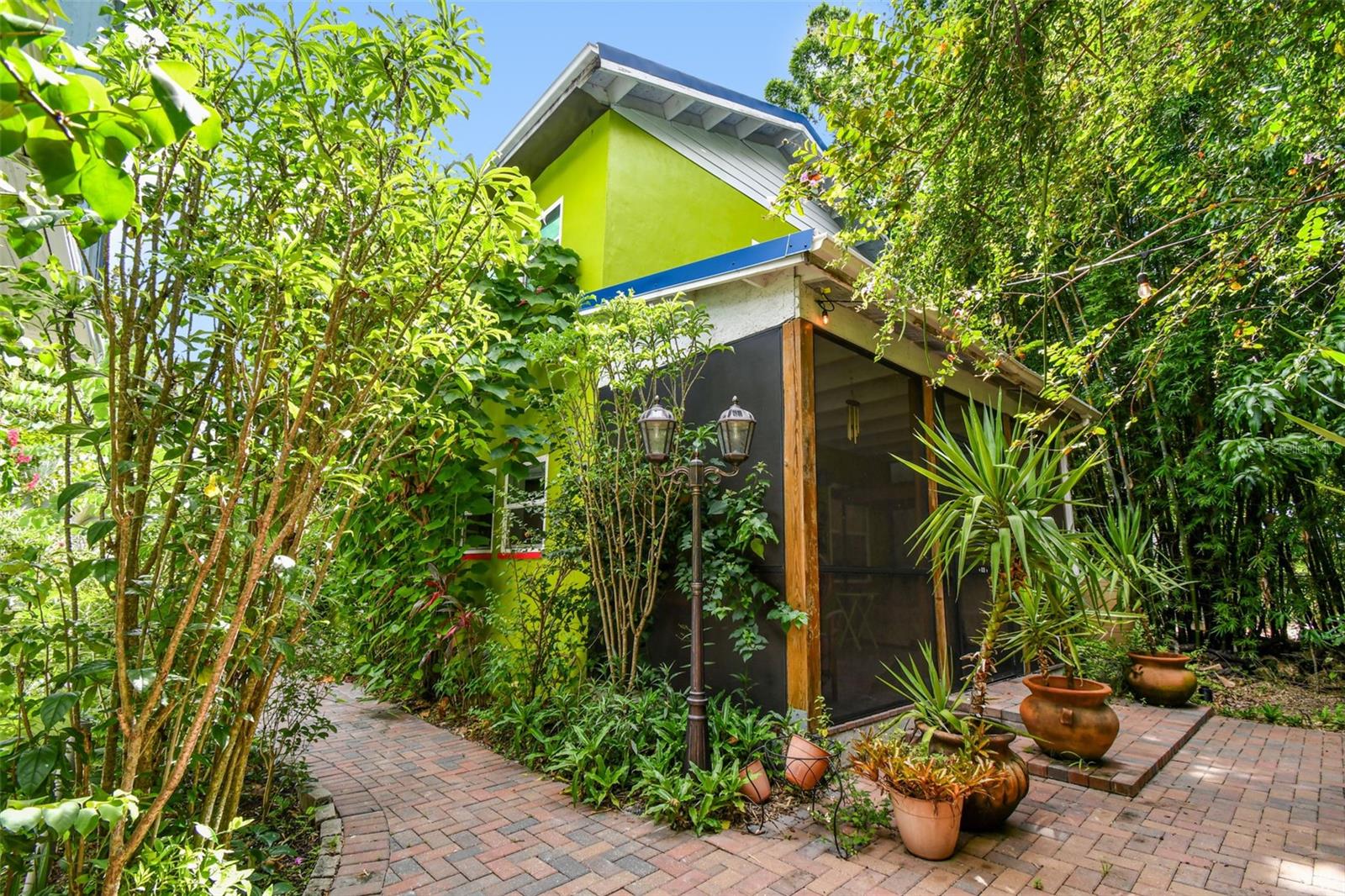Listing photo id 4 for 3203 Yukon Street