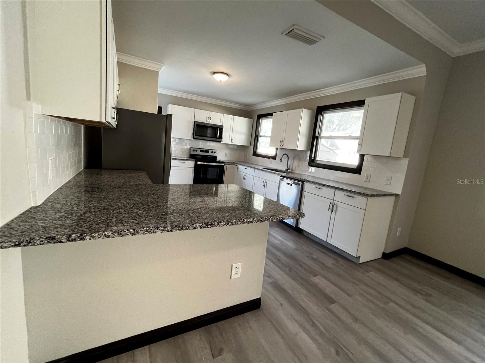 Image 11 of 34 For 402 Emma Street