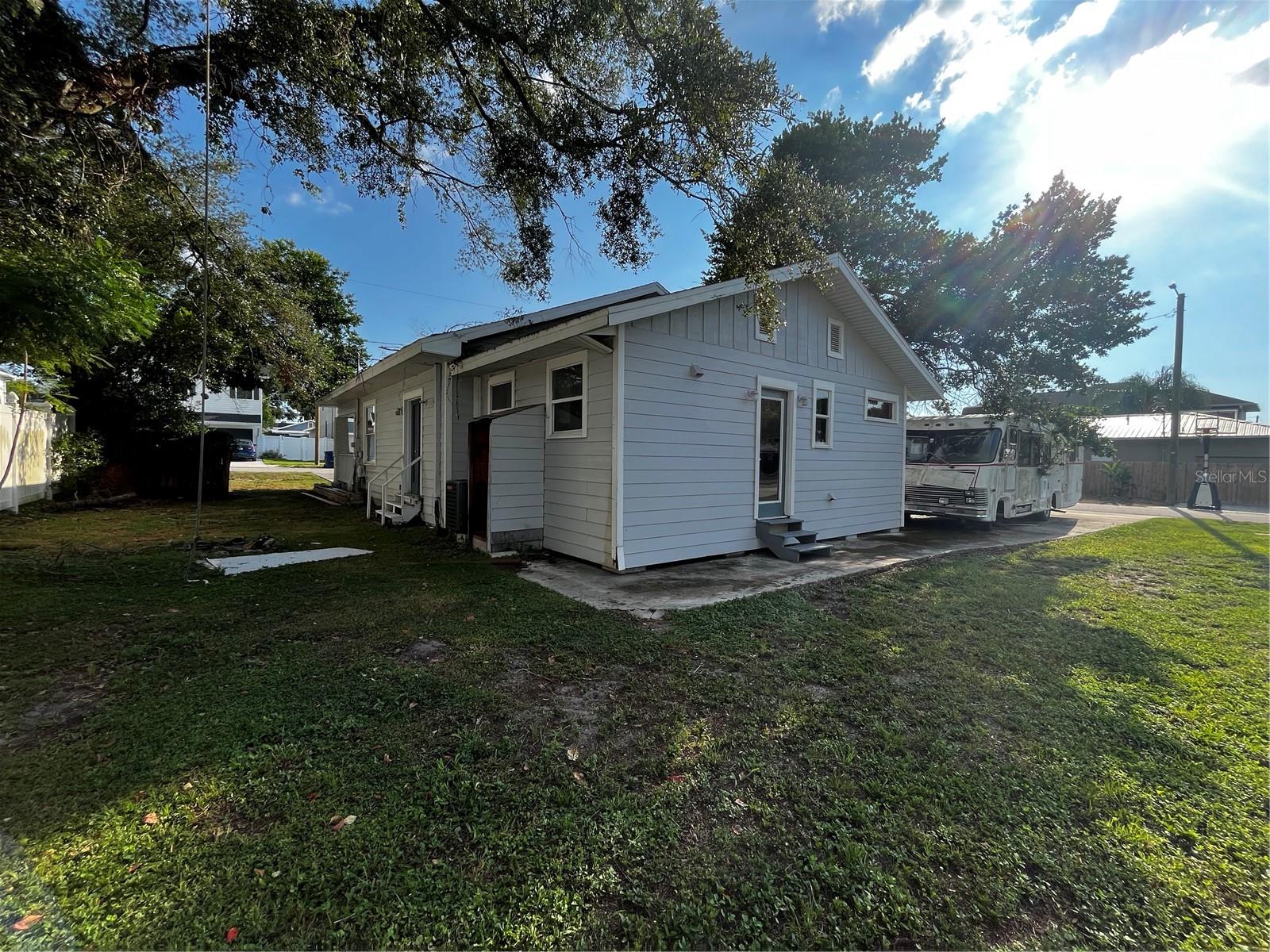 Image 4 of 34 For 402 Emma Street