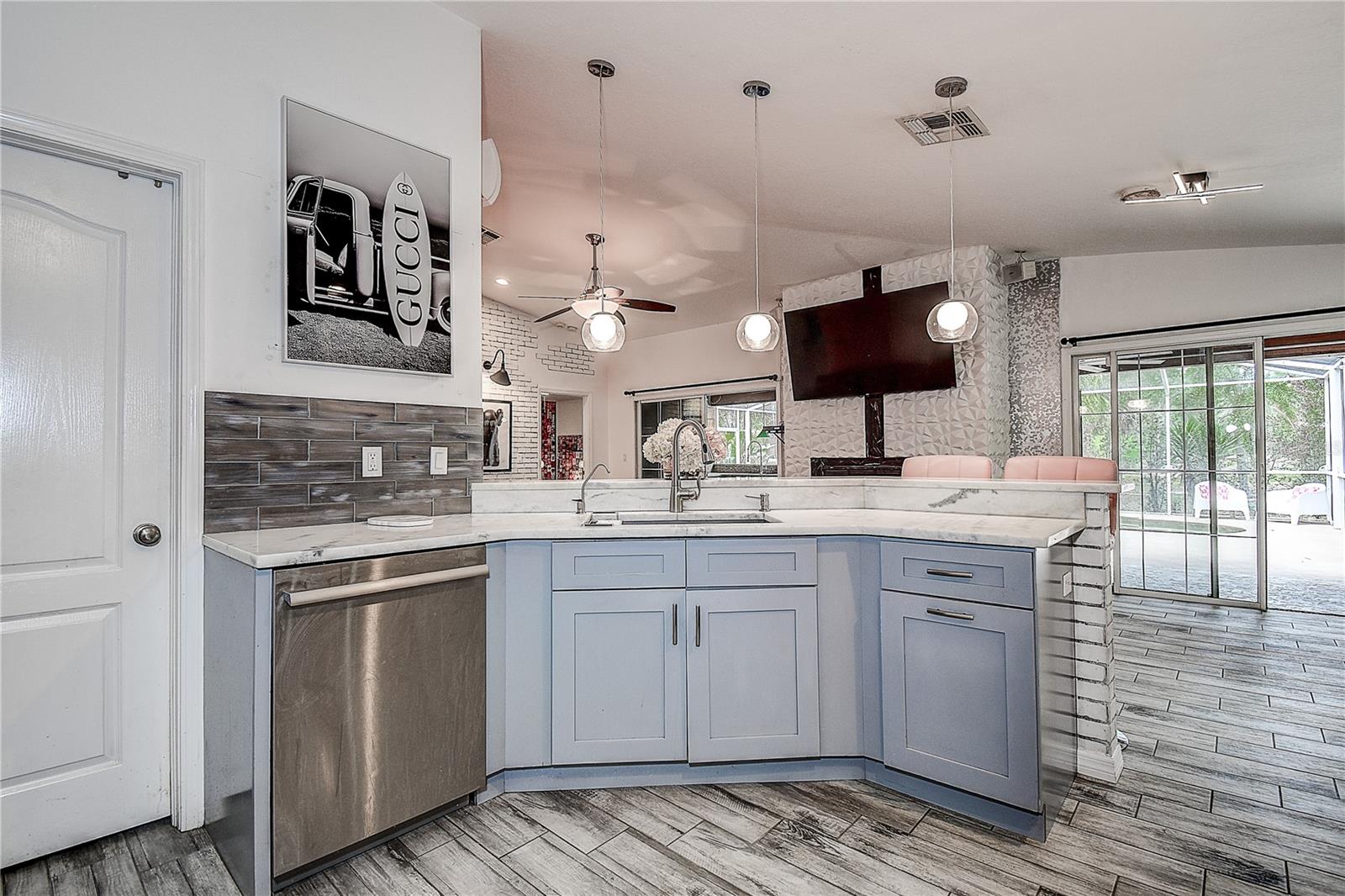 Listing photo id 10 for 9641 Fulton Avenue