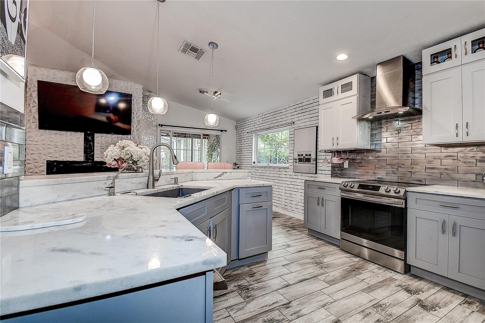 Listing photo id 13 for 9641 Fulton Avenue