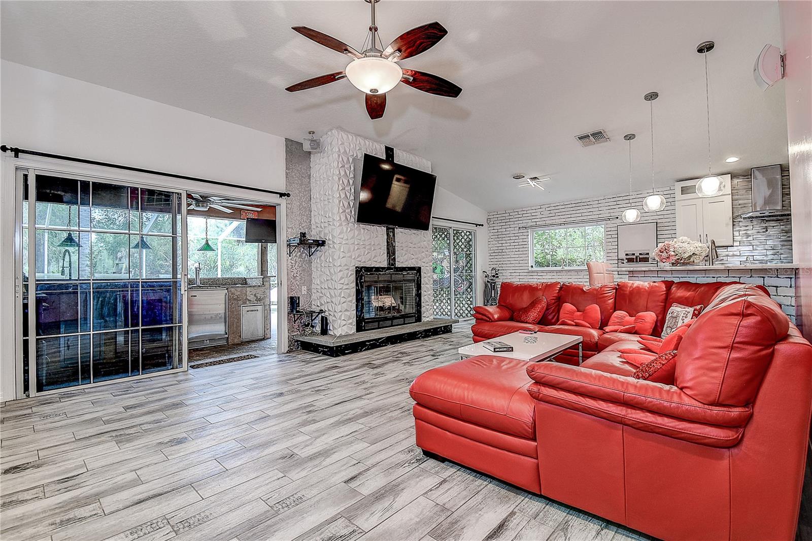 Listing photo id 5 for 9641 Fulton Avenue