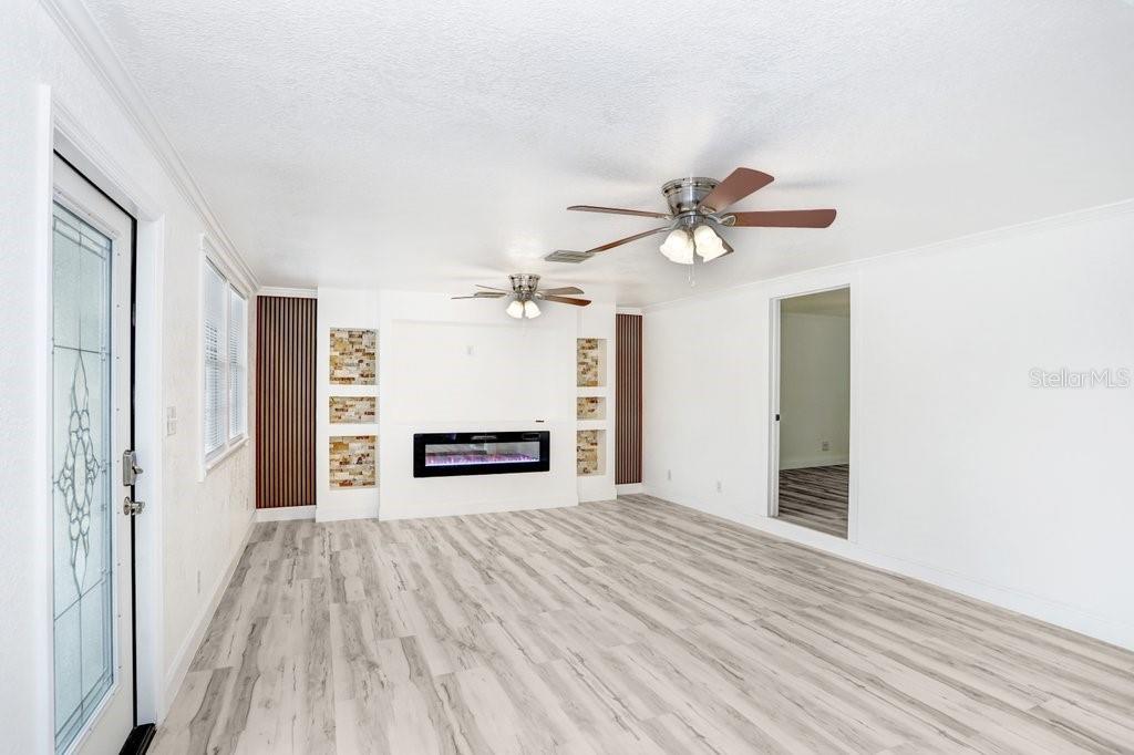 Image 14 of 39 For 906 Woodlawn Avenue