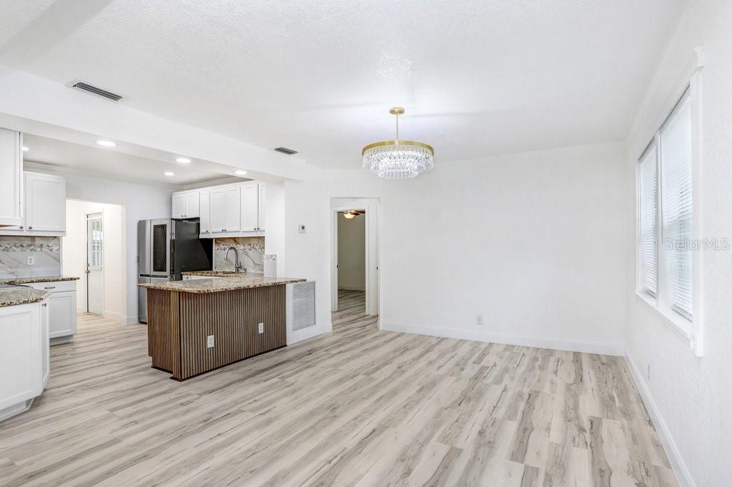 Image 23 of 39 For 906 Woodlawn Avenue