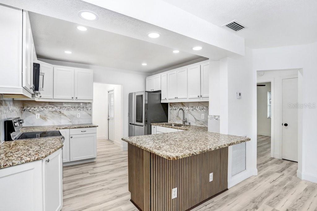 Image 24 of 39 For 906 Woodlawn Avenue