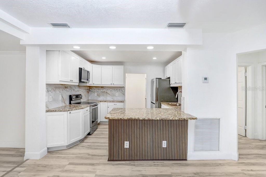 Image 25 of 39 For 906 Woodlawn Avenue