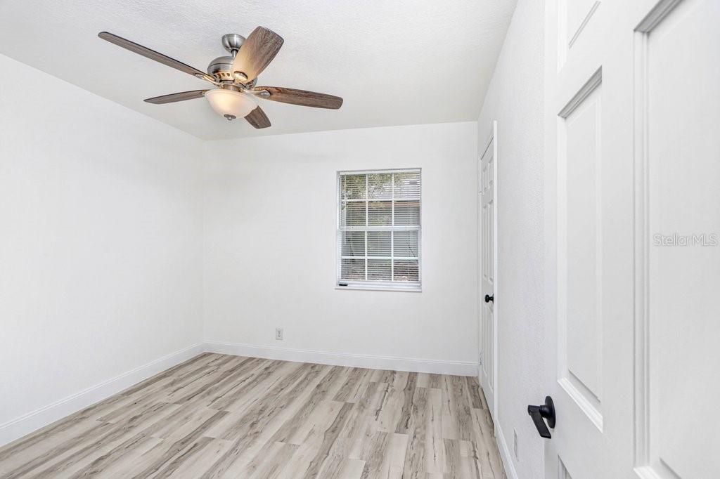 Image 26 of 39 For 906 Woodlawn Avenue