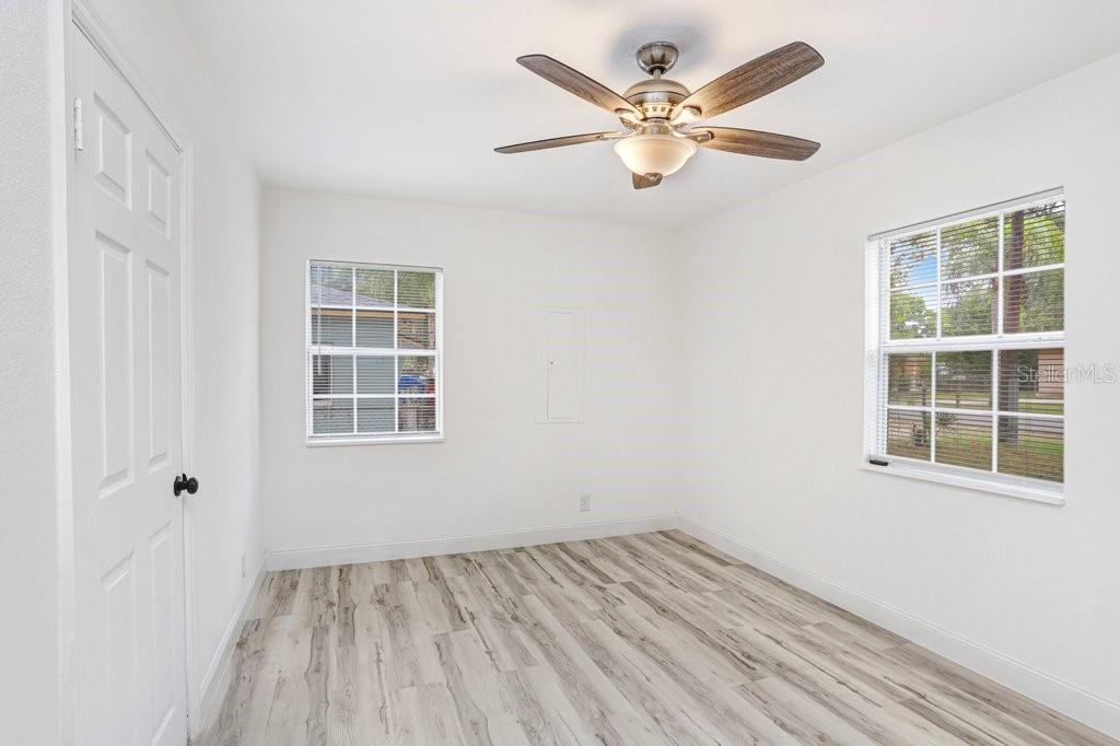 Image 27 of 39 For 906 Woodlawn Avenue