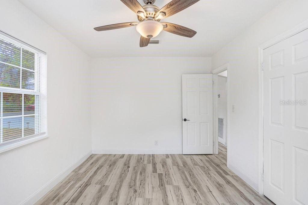 Image 28 of 39 For 906 Woodlawn Avenue