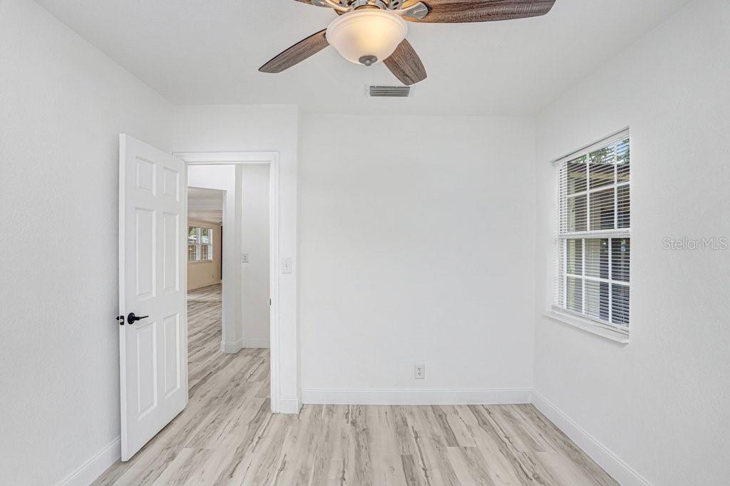 Image 29 of 39 For 906 Woodlawn Avenue