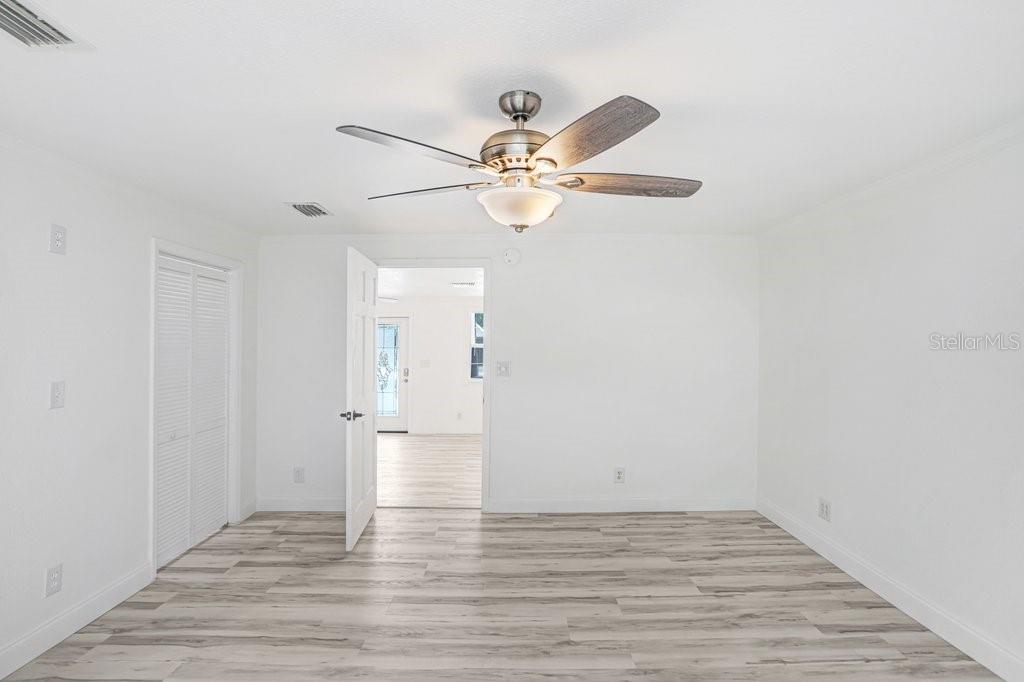 Image 31 of 39 For 906 Woodlawn Avenue