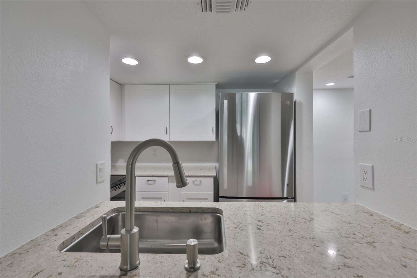 Listing photo id 8 for 4736 Jasper Dr  103