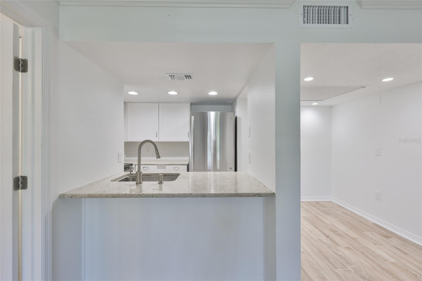 Listing photo id 9 for 4736 Jasper Dr  103