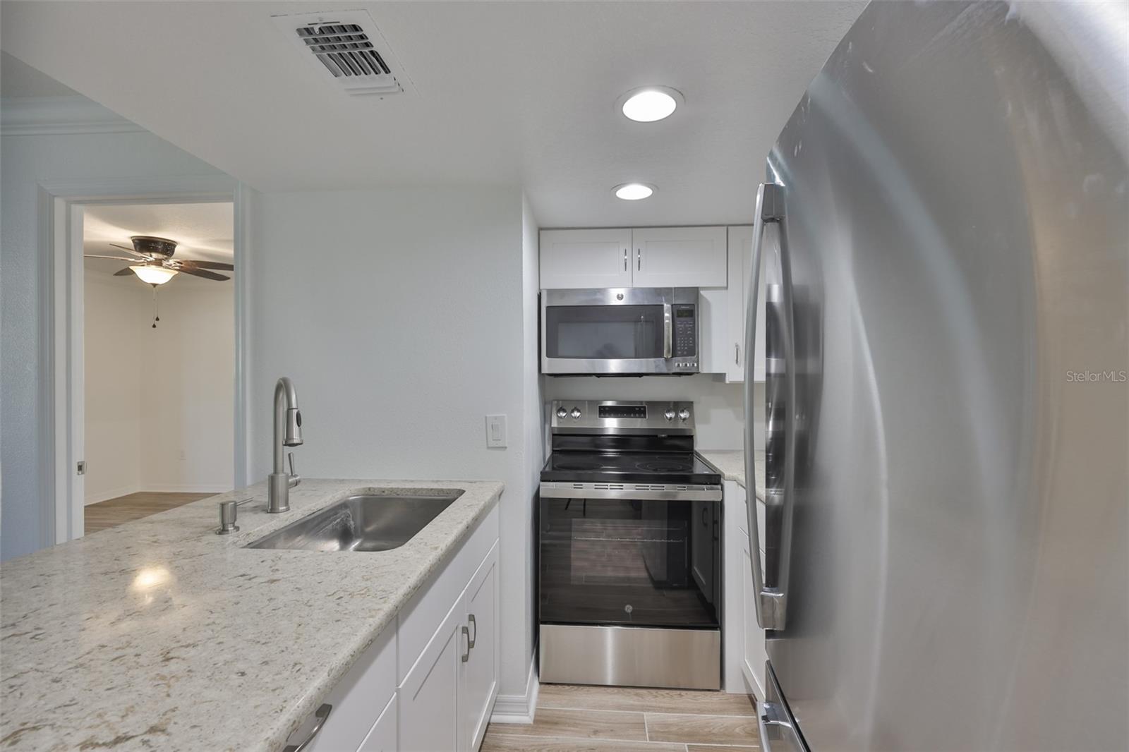 Listing photo id 11 for 4736 Jasper Dr  103