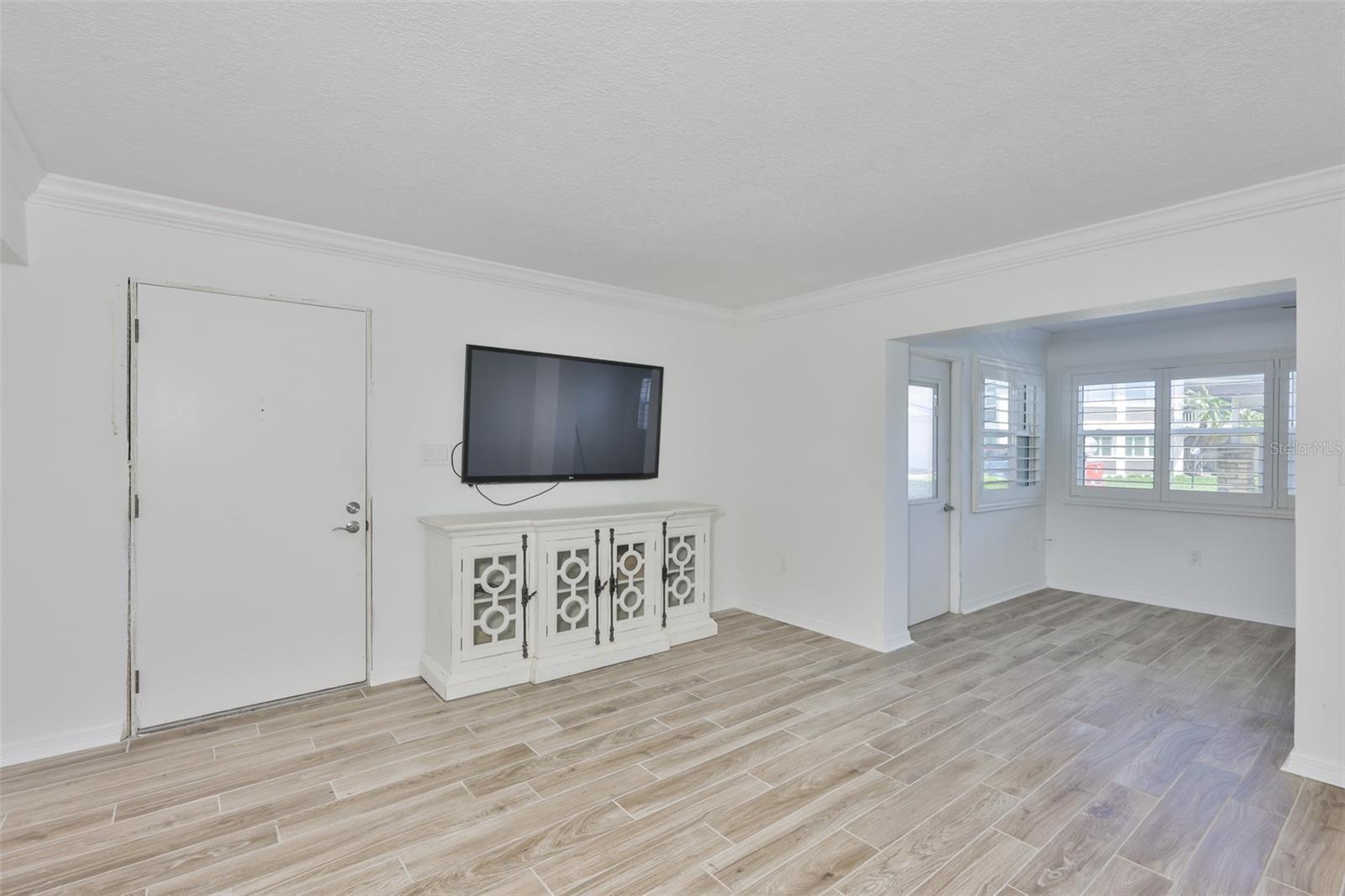 Listing photo id 13 for 4736 Jasper Dr  103