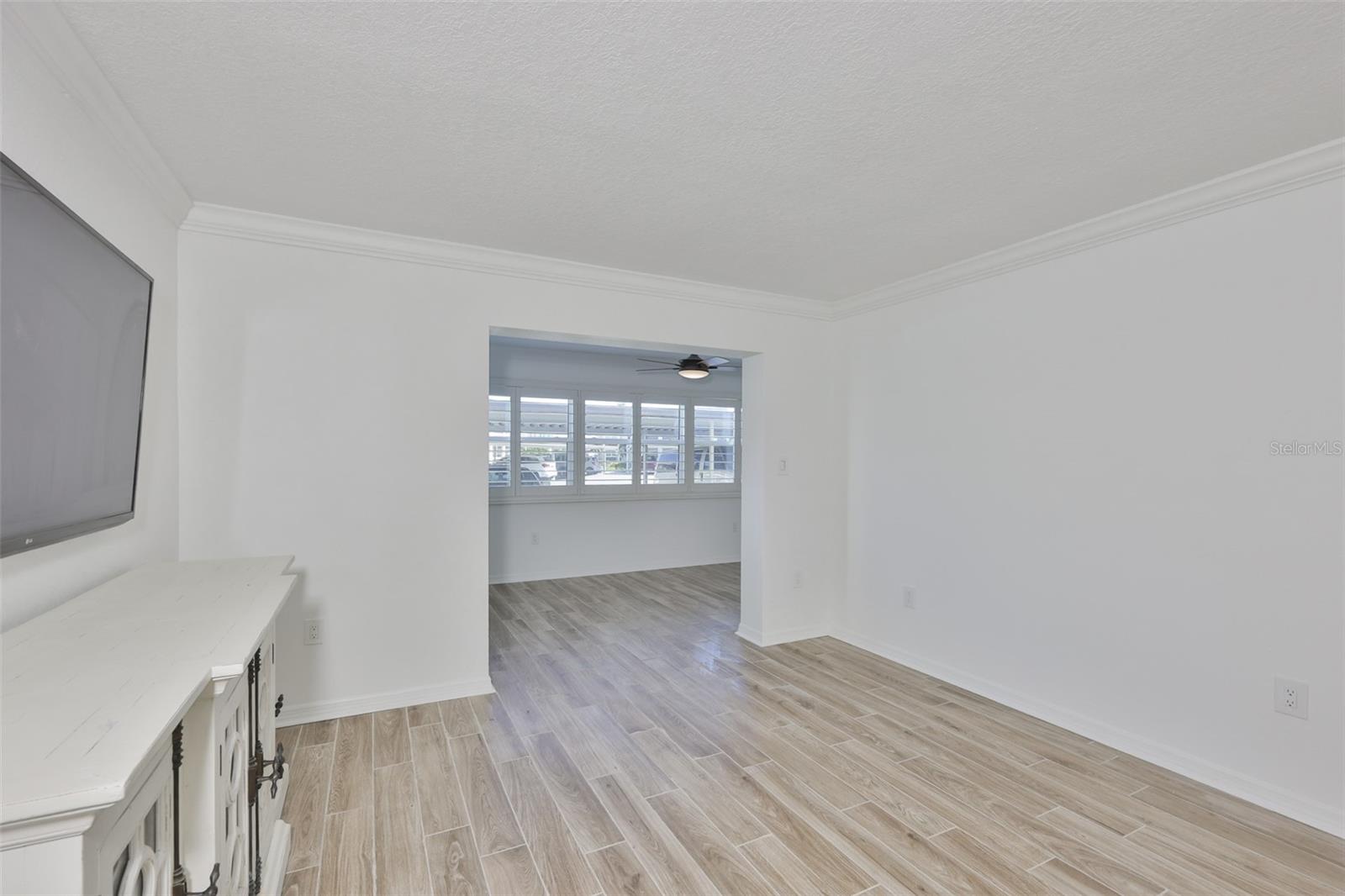 Listing photo id 15 for 4736 Jasper Dr  103