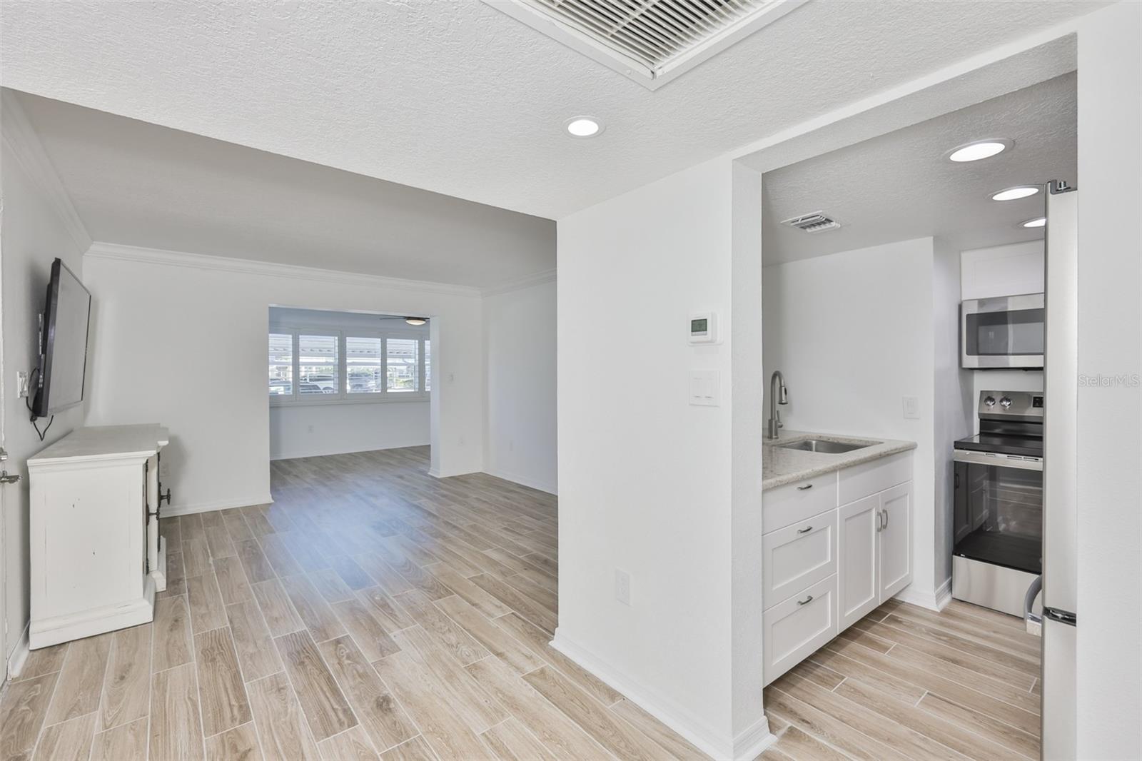 Listing photo id 16 for 4736 Jasper Dr  103