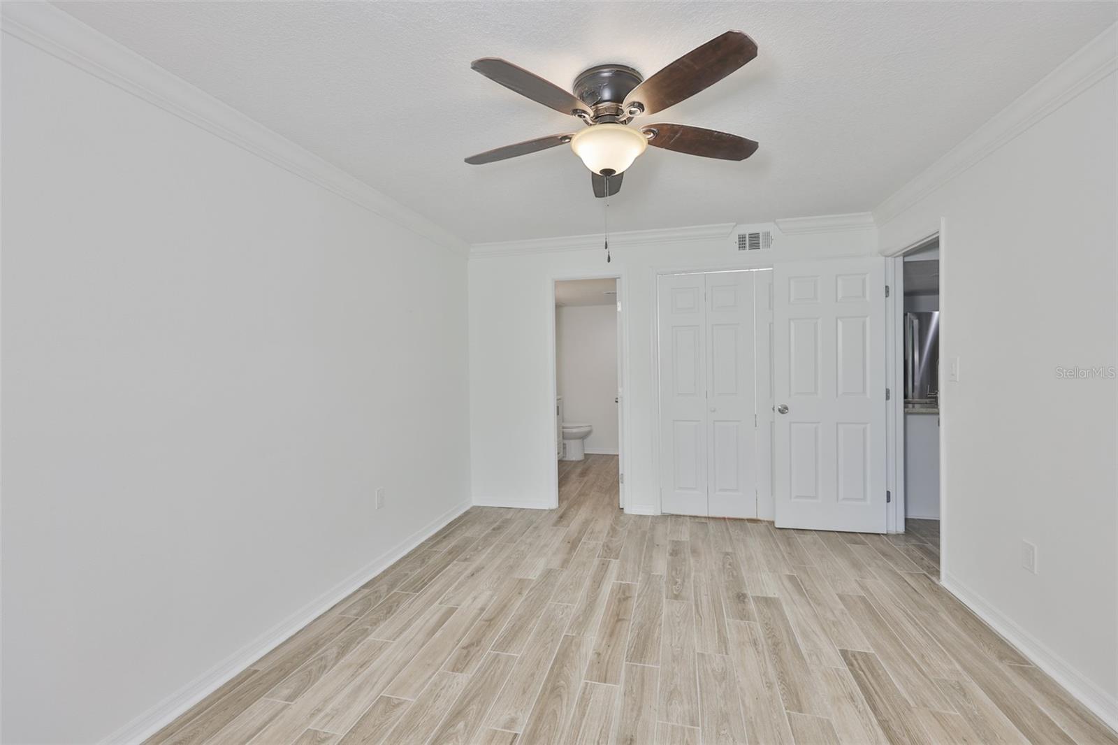 Listing photo id 17 for 4736 Jasper Dr  103