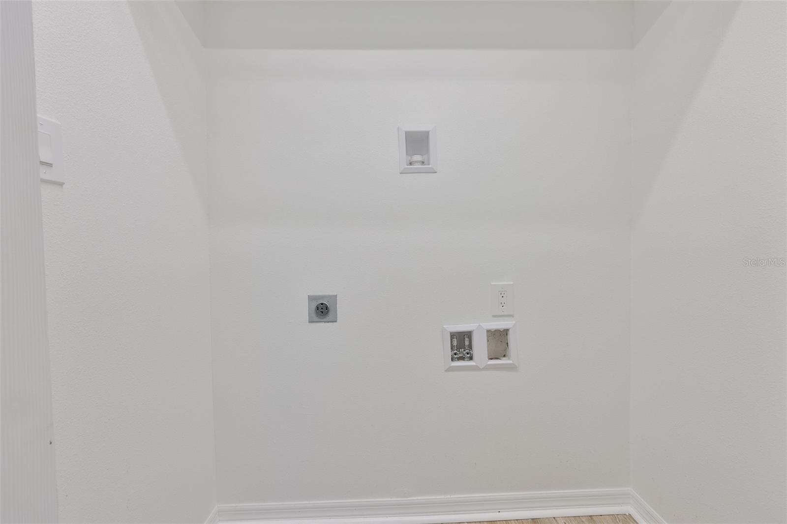 Listing photo id 23 for 4736 Jasper Dr  103