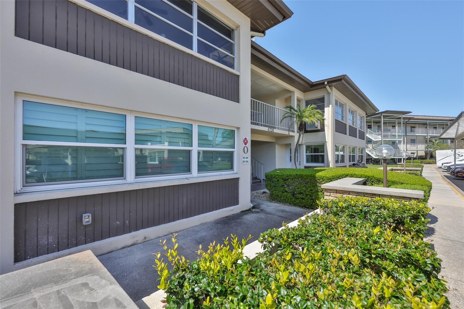 Listing photo id 2 for 4736 Jasper Dr  103