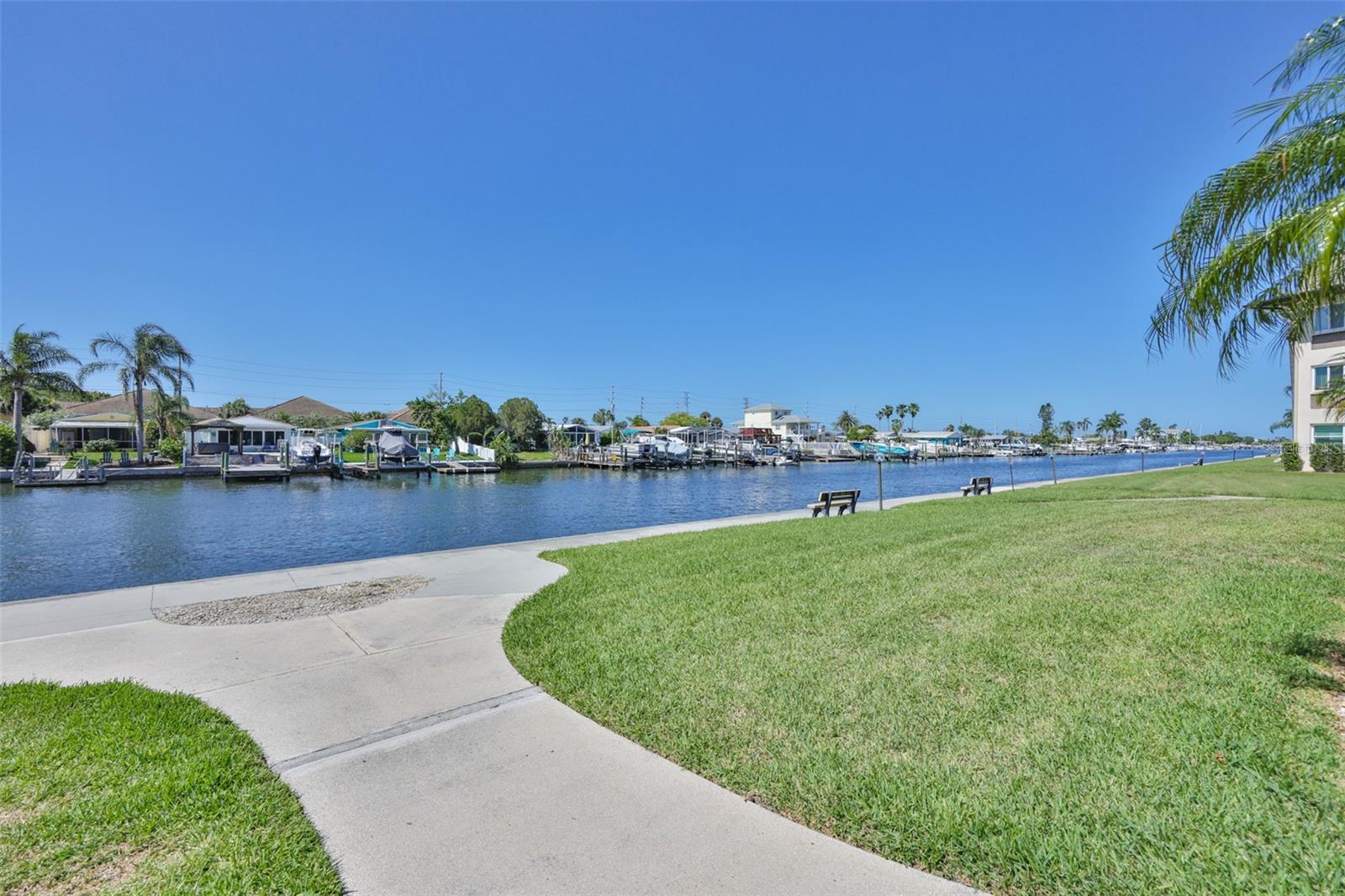 Listing photo id 4 for 4736 Jasper Dr  103