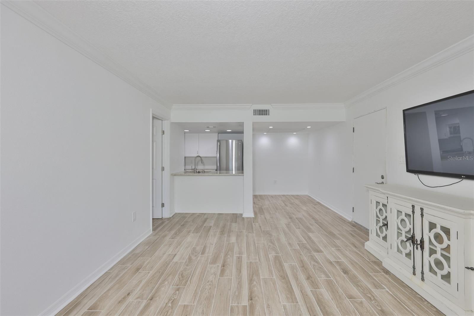 Listing photo id 5 for 4736 Jasper Dr  103