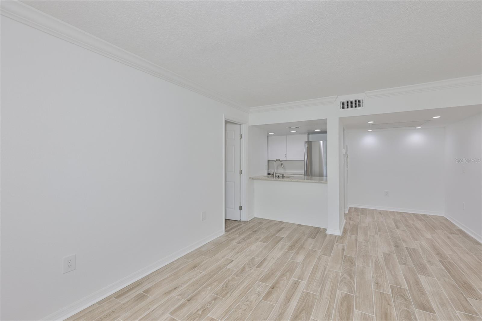 Listing photo id 6 for 4736 Jasper Dr  103