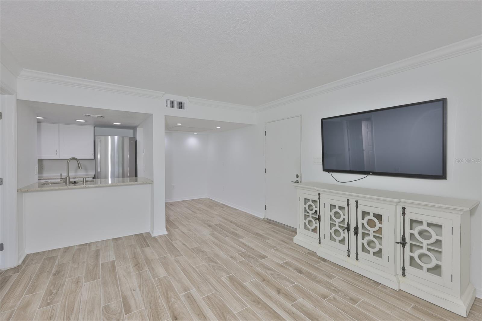 Listing photo id 7 for 4736 Jasper Dr  103