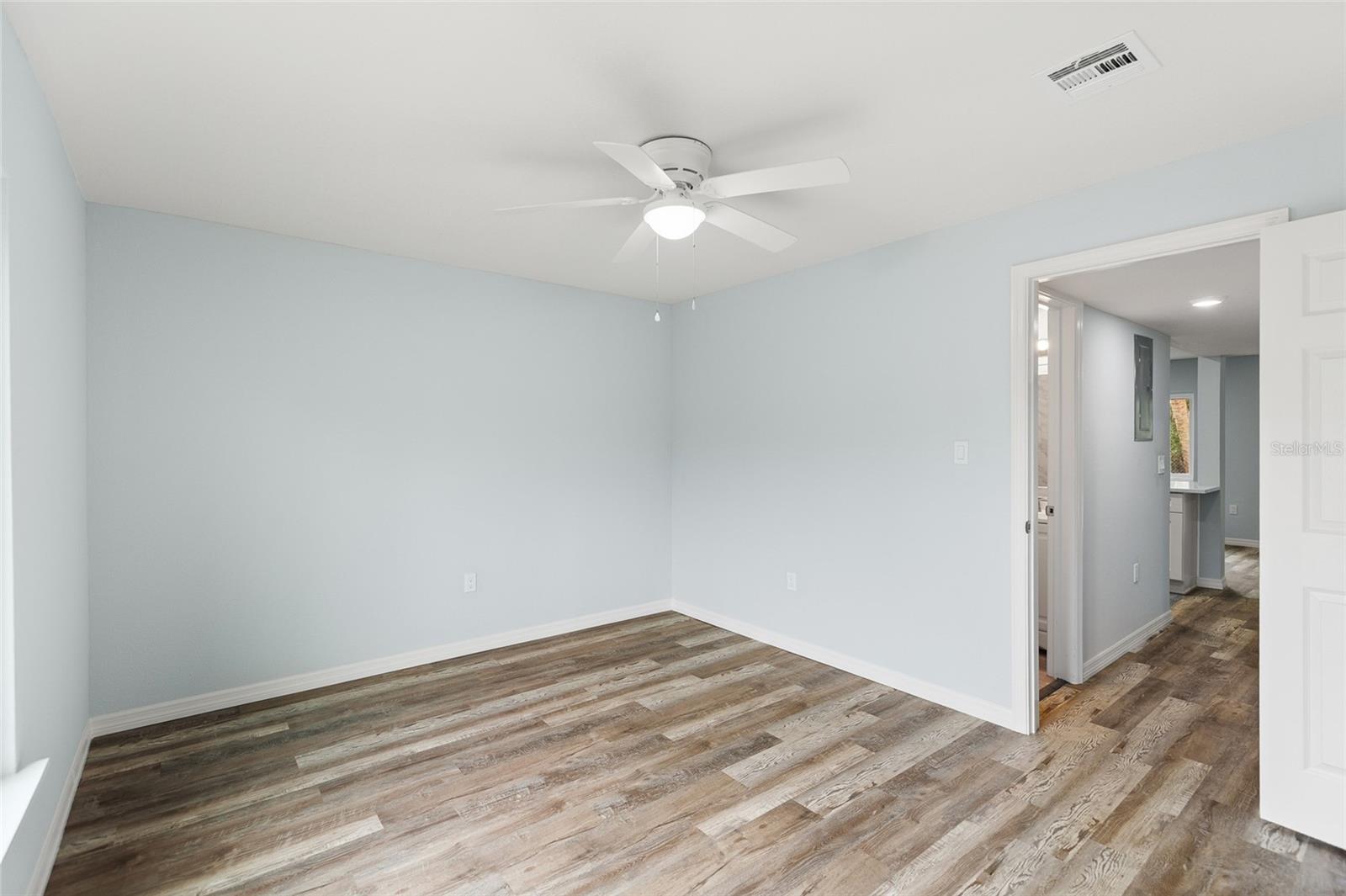 Image 23 of 32 For 4215 Bay Drive 1805b