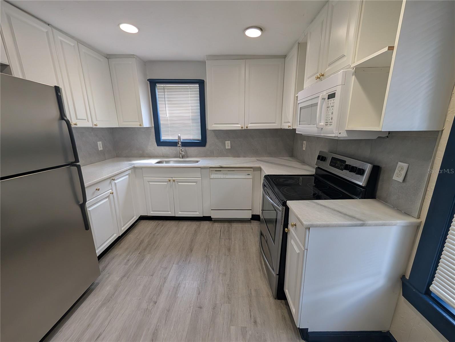 Image 13 of 17 For 2004 2nd Avenue E 1