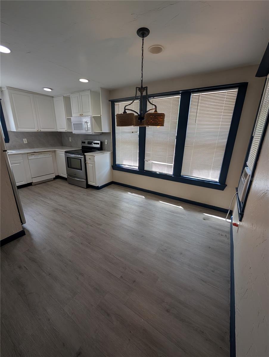 Image 17 of 17 For 2004 2nd Avenue E 1